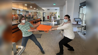 Stark für die Umwelt und stabil sind die neuen Leihtaschen. Ideengeberin Regina Gerber (l.) und Kollegin Sabrina Gabler haben's getestet. (Foto: Stadtbibliothek )