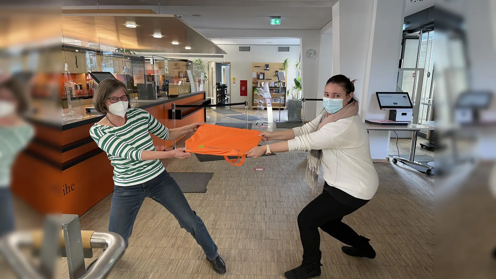 Stark für die Umwelt und stabil sind die neuen Leihtaschen. Ideengeberin Regina Gerber (l.) und Kollegin Sabrina Gabler haben's getestet. (Foto: Stadtbibliothek )