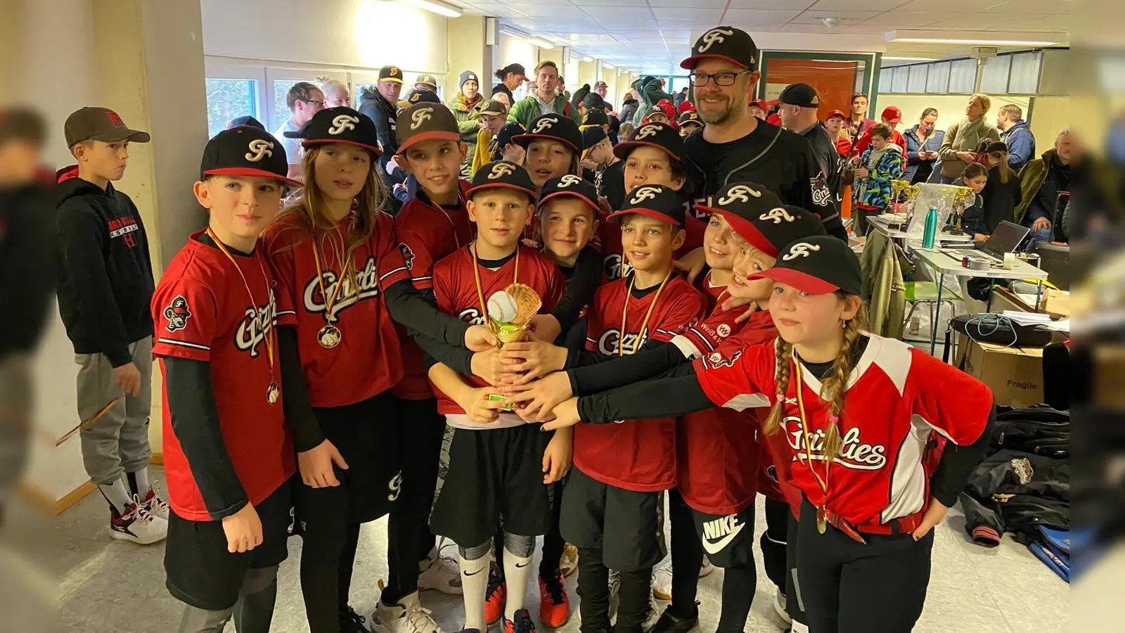 Das U12/Team 1 freute sich mit Coach Claus Schertel über den Sieg.  (Foto: Freising Grizzlies)