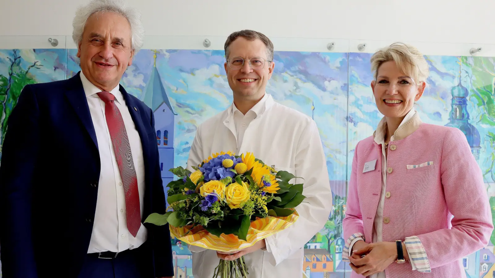 Begrüßung des neuen Chefarzts Prof. Dr. Alexander Novotny durch Landrat Helmut Petz und Klinikums-Geschäftsführerin Maren Kreuzer. (Foto: Klinikum Freising)