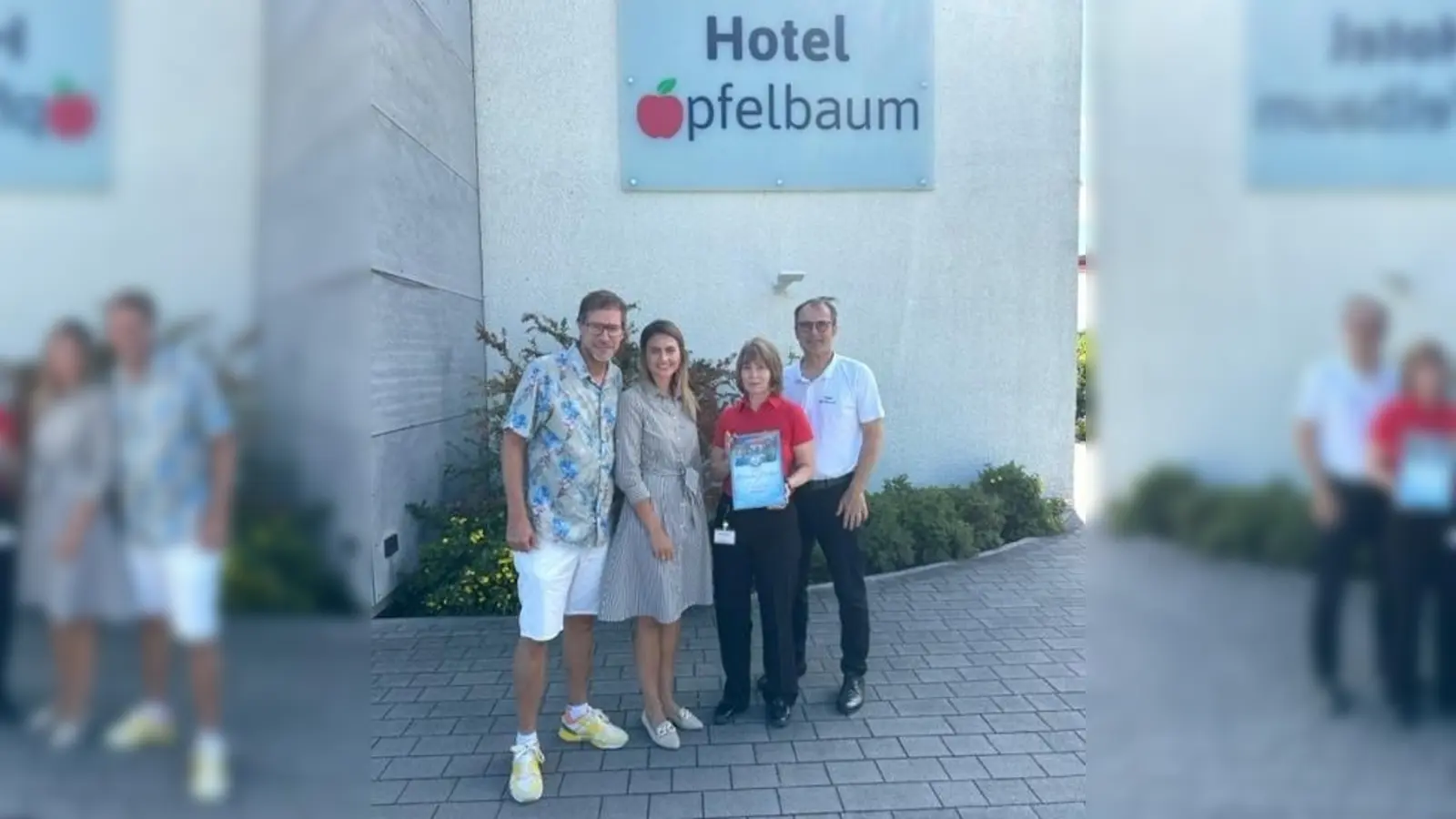 Die Therme Erding und das Stadtmarketing übergaben die Auszeichnung an das Hotel Apfelbaum. (Foto: Therme Erding)