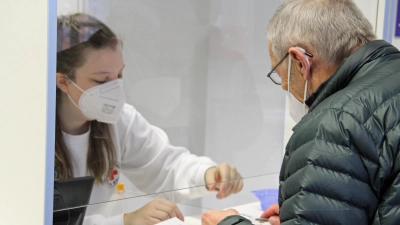 Senioren können bereits an die Booster-Impfung denken. (Foto: LRA)