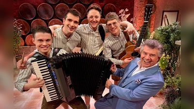 Stefan Bauer, Martin Kneißl, Ferdinand Bauer, Lukas Forster und Gastgeber Andy Borg in den SWR-Studios in Baden-Baden. (Foto: Kerstin Joensson)