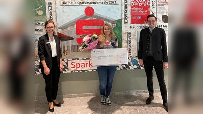 Glückwünsche von der Sparkasse Erding - Dorfen! v.l.n.r.: Stephanie Mittermair, Privatkundenberaterin, Tanja Köhler, Gewinnerin, Florian Seidl, Regionalleiter Erding und Bockhorn (Foto: Sparkasse Erding)