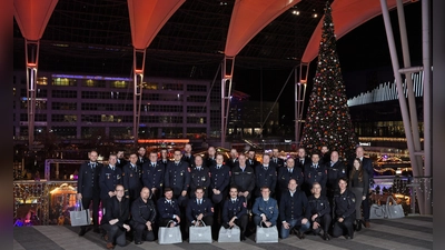 Jan-Henrik Andersson, CCO der FMG (vorn 3.v.r.) und Claudius Blank, Leiter Brandschutz der FMG (vorn li.) dankten den Kreisbrandinspektionen, freiwilligen Feuerwehren und THW-Ortsverbänden. (Foto: FMG/ATF)