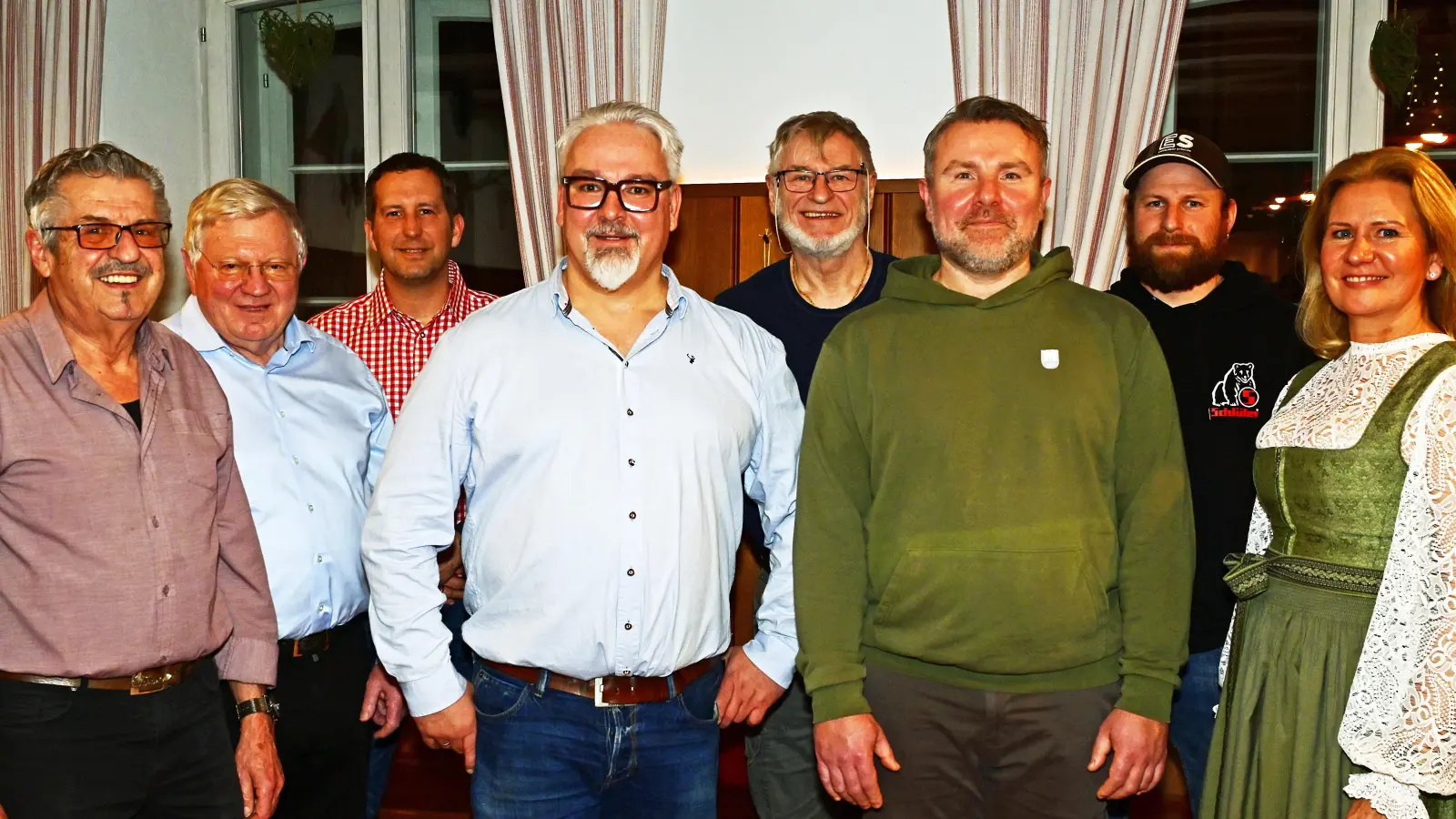 Die sieben Gründungsmitglieder sind (v.l.) Paul Kammermeier, Alfons Fischer, Andy Bär, Alexander Günzel, Jakob Zörr, Thomas Neuner und Peter Weber, jun. Die Rathauschefin war des Dankes voll.<br> (Foto: Lex)