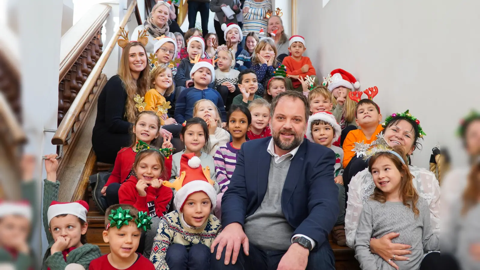 Viele kleine Gäste erfreuten mit ihren Erzieherinnen den OB und dessen Mitarbeiter mit ihrem musikalischen Weihnachtsgruß. (Foto: F. Matthey)