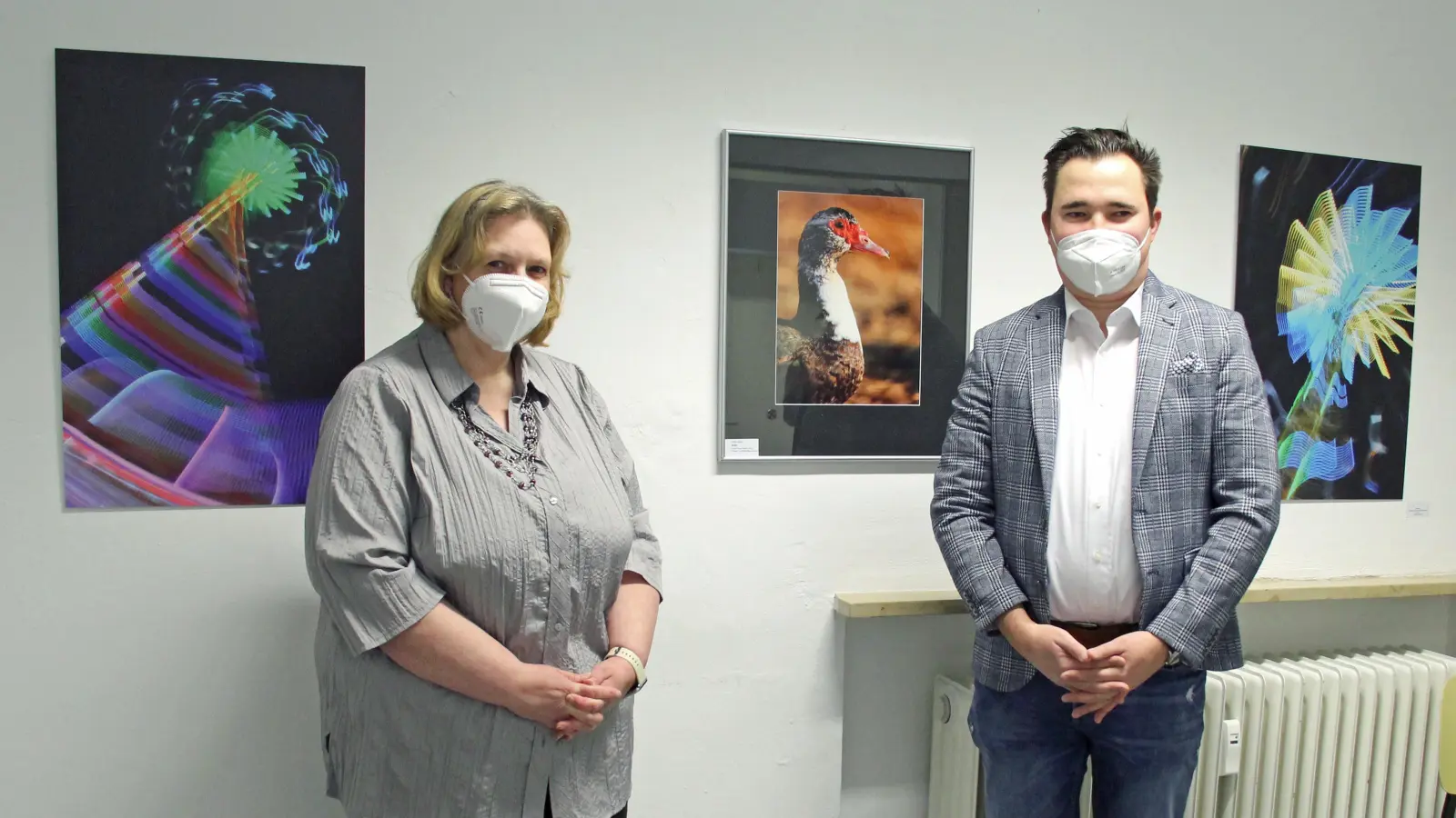 Petra Mildebrath-Wendt und Andre Harney vor einigen Werken der Nandlstädter Gruppe "Kunst im Schaufenster". (Foto: LRA)