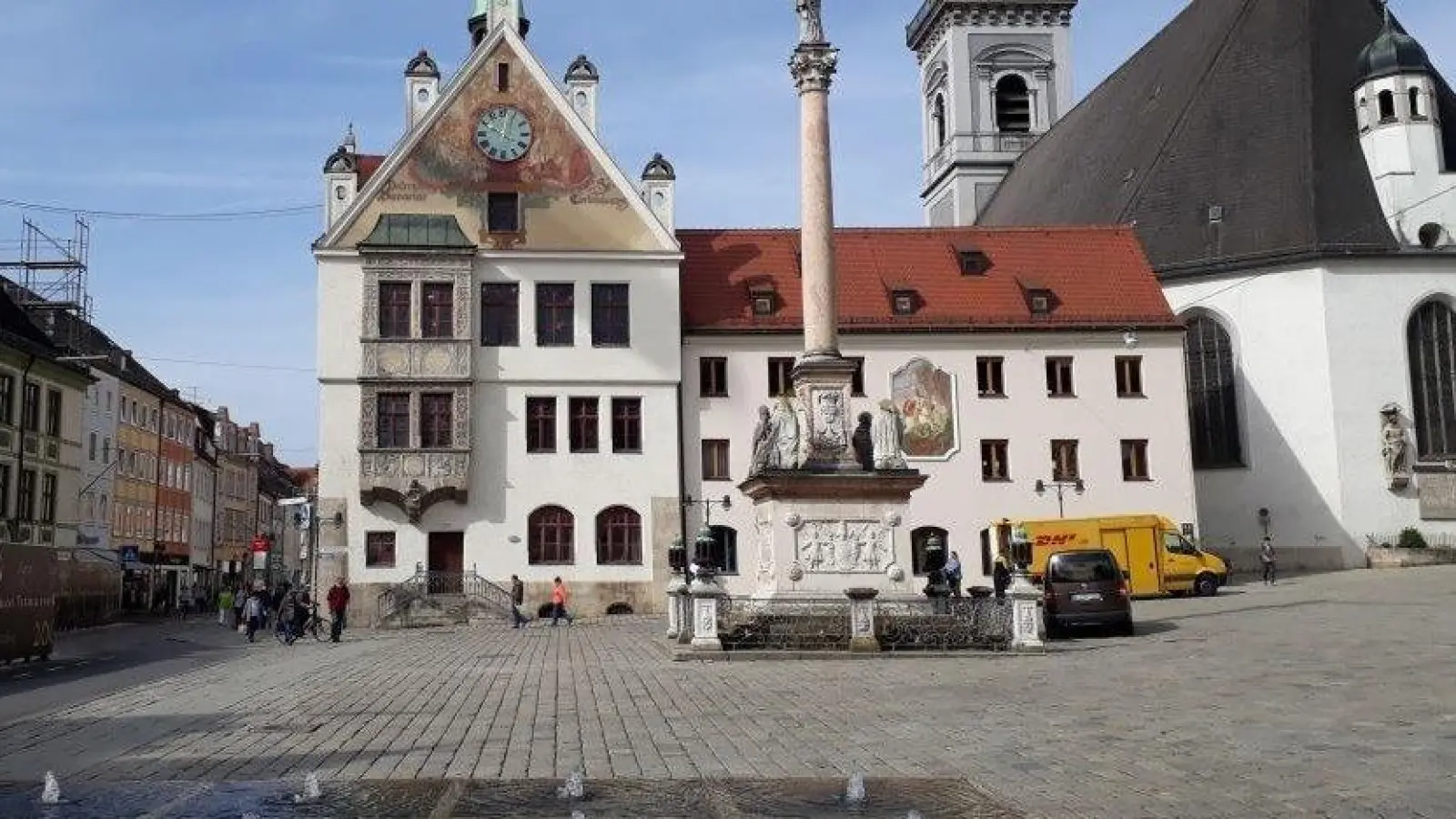 Der Marienplatz in Freising: Viele Bürger und Touristen wünschen sich auch hier mehr Grün in Form von schattenspendenden Bäumen. (Foto: ar/mac)