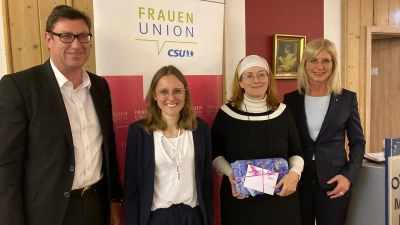 Landrat und CSU-Kreisvorsitzender Martin Bayerstorfer, Marktgemeinderätin und FU-Kreisvorsitzende Nina Hieronymus, die Gleichstellungsbeauftragte des Landkreises Erding Sabine Trettenbacher und FU-Landesvorsitzende Staatsministerin Ulrike Scharf, MdL bei der Kreisdelegiertenversammlung der Frauenunion. (Foto: FU)