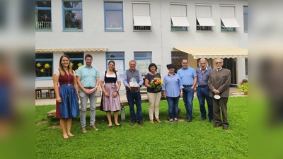 Maria Berndl (Mitte) wurde feierlich verabschiedet. (Foto: Makt Nandlstadt)