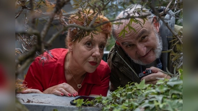 Marie und Karli beobachten das Haus von Dr. Berger (Foto: Eckhard Kuchenbecker)