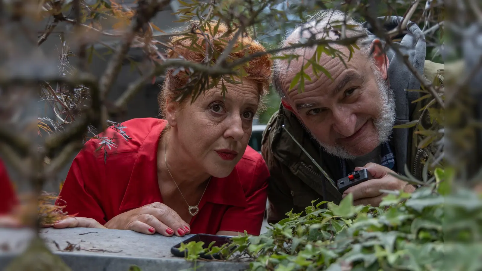 Marie und Karli beobachten das Haus von Dr. Berger (Foto: Eckhard Kuchenbecker)