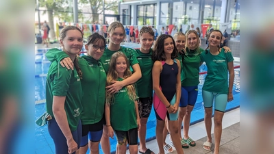 Die erfolgreichen Delphine vom TSV Erding (von links): Hannah Bollwein, Lena Leeb, Fiona und Lena Vidovic, Justin Lindemeier, Aerin Govender, Sophia Albert, Alina Kehr und Serena Boussaid. (Foto: Sam Govender)