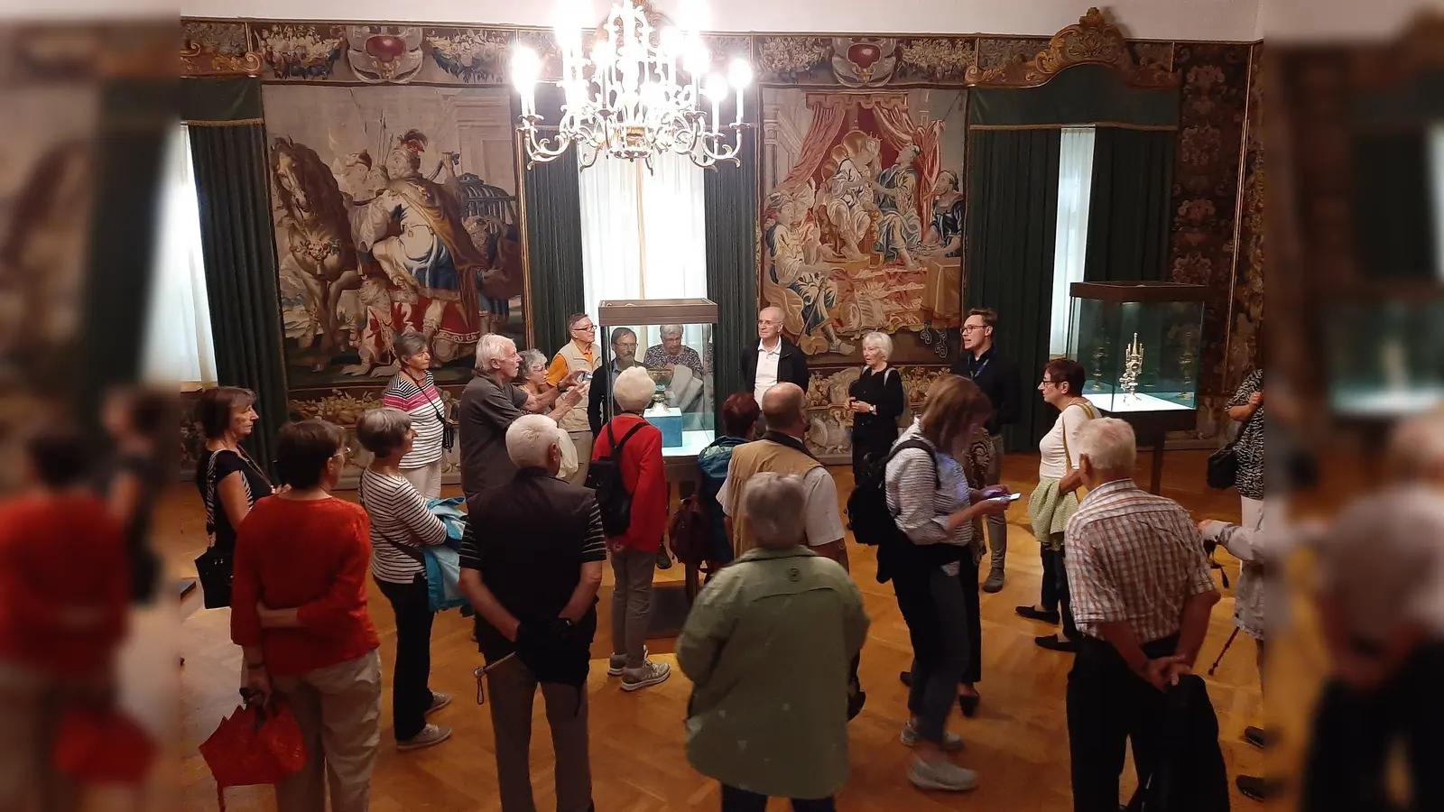 Die Reisegruppe des Historischen Vereins für den Landkreis Ebersberg bei der Besichtigung des Tassilo-Kelches in Kremsmünster. (Foto: Irene Schäfer)