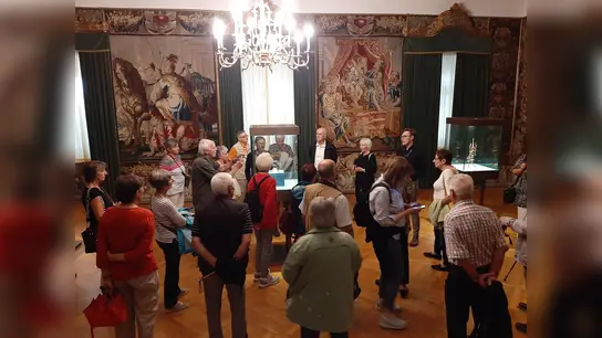 Die Reisegruppe des Historischen Vereins für den Landkreis Ebersberg bei der Besichtigung des Tassilo-Kelches in Kremsmünster. (Foto: Irene Schäfer)