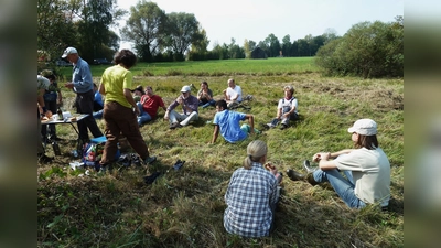 Die Aktiven von BN und Alpenkranzl Erding beim wohlverdienten Picknick.<br> (Foto: Wolfram Honsberg)