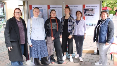 Sandra Zimmermann, Sigrid Ziesel und Leonie Weis von den Büros „Die Stadtentwickler” und WGF Landschaft (von rechts) sowie Isabell Lücke (Stadt Erding, links) diskutieren mit zwei Besucherinnen über die Altstadt.  (Foto: Christian Wanninger)