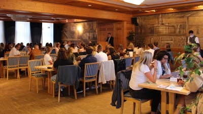 Landrat Bayerstorfer empfing die neuen Lehrkräfte. (Foto: LRA Erding)