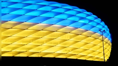 Fünf Stunden lang erstrahlte die Allianz-Arena am Freitag in den Farben der ukrainischen Flagge. Auch der Landkreis Ebersberg will die Ukraine unterstützen. (Foto: job)