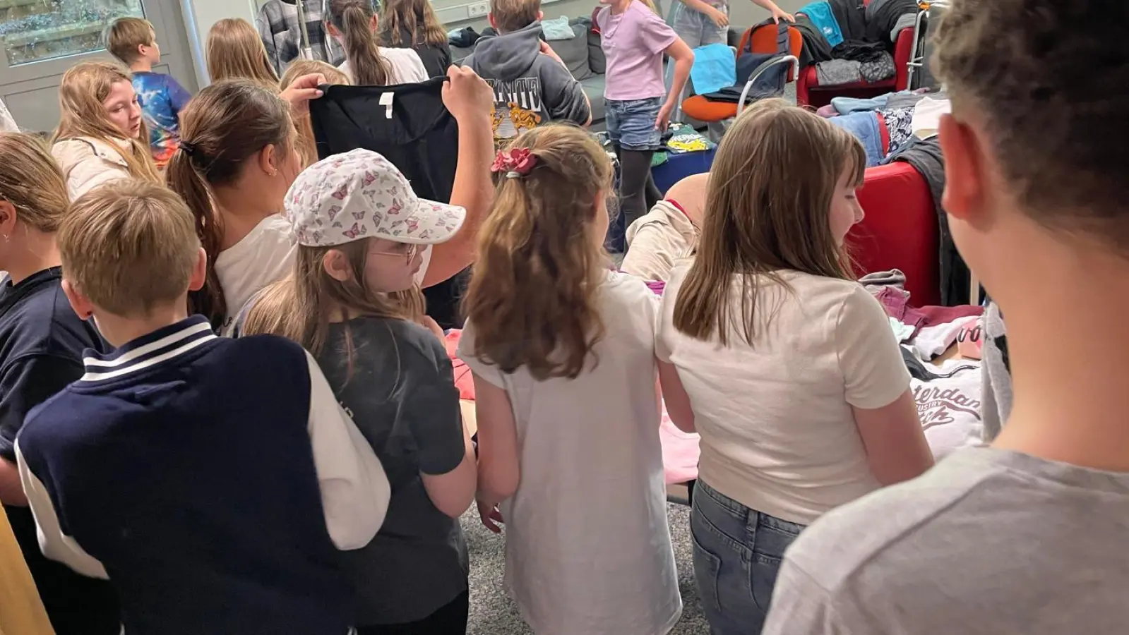Großer Andrang herrschte bei der Aktion Kleiderkreisel in der Staatlichen Wirtschaftsschule Freising. (Foto: Sonja Aigner)