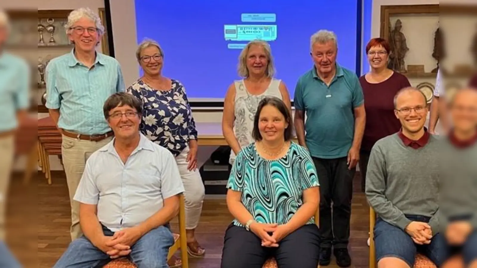 Der neue Vorstand des Vereins - hinten (v. li.) Helmut Tischer, Sylvia Ripper, Achim Joekel, Beate Gruber, vorne (v. li.) Andreas Fincke, Sonja Ziesak, Jan-Thomas Alshuth (Foto: StadtTeilAuto e. V.)