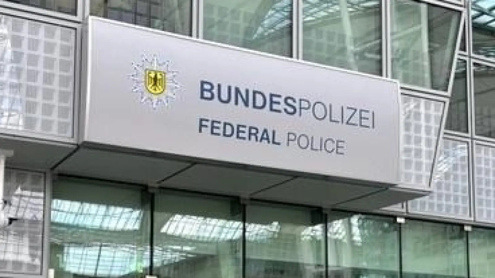 Bundespolizisten stehen am neuen ServicePoint am Airport mit Rat und Tat zur Seite. (Foto: Bundespolizei)