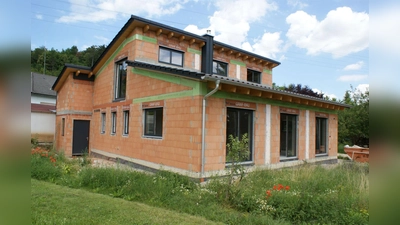 Langlebigkeit und Wertstabilität sind wichtige Faktoren bei der Investition in Baugold. Massives Mauerwerk aus Ziegeln erfüllt beide Kriterien.<br><br> (Foto: djd/Unipor/ Martin Götz)