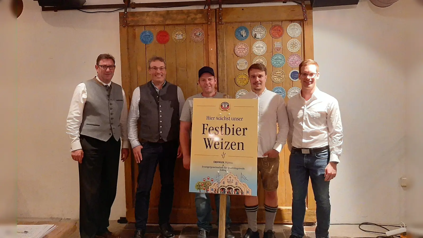 Landrat Martin Bayerstorfer (links) war begeistert von der Ernte des Durum auf seinem eigenen Betrieb und von der guten Beratung durch die Erzeugergemeinschaft. (Foto: VA)