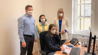 Bayerns Sozialministerin Ulrike Scharf mit den Mitarbeiterinnen und Mitarbeitern des Hilfetelefons. (Foto: StMAS)
