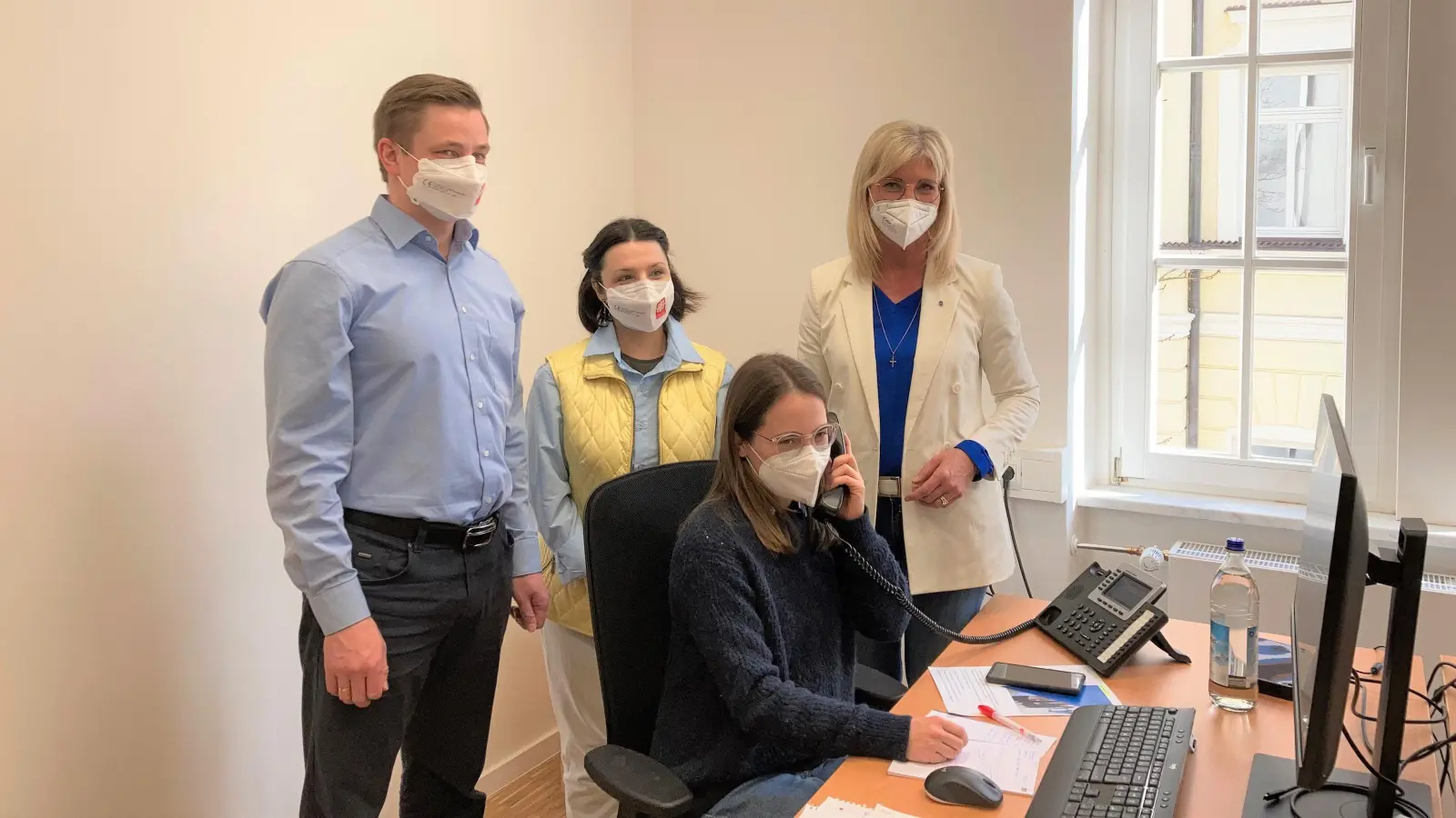 Bayerns Sozialministerin Ulrike Scharf mit den Mitarbeiterinnen und Mitarbeitern des Hilfetelefons. (Foto: StMAS)