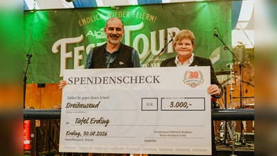 Der Spendenscheck wurde am Sonntag, 30. August, auf der Bühne des Weißbräu-Festzeltes an Petra Bauernfeind, Vorsitzende der Nachbarschaftshilfe Erding e.V., überreicht.  (Foto: Privatbrauerei ERDINGER Weißbräu)