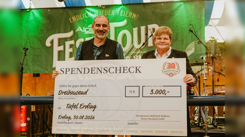 Der Spendenscheck wurde am Sonntag, 30. August, auf der Bühne des Weißbräu-Festzeltes an Petra Bauernfeind, Vorsitzende der Nachbarschaftshilfe Erding e.V., überreicht.  (Foto: Privatbrauerei ERDINGER Weißbräu)