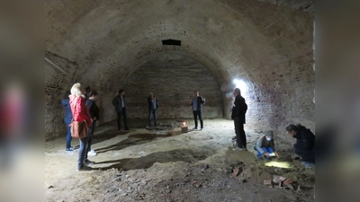 Peter Sachsenhauser weiß die Teilnehmer mit seinen Erzählungen zur Geschichte zu fesseln. (Foto: Kolping Au)