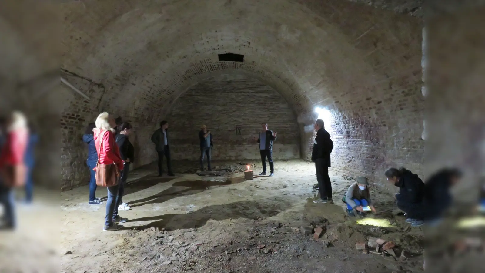 Peter Sachsenhauser weiß die Teilnehmer mit seinen Erzählungen zur Geschichte zu fesseln. (Foto: Kolping Au)