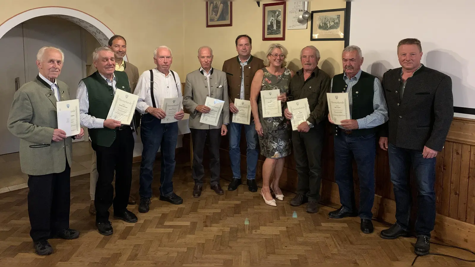 Ehrung für langjährige Mitgliedschaft: (v.l.).: J. Falterer, R. Beitinger, K. Gomaa (1. Vors.), M. Stockmayr, P. Kratzer, M. Maurer (Schatzmeisterin), J. Manz, H. Steyrer und M. Schmid (2. Vors.).  (Foto: Jäger Ebersberg)