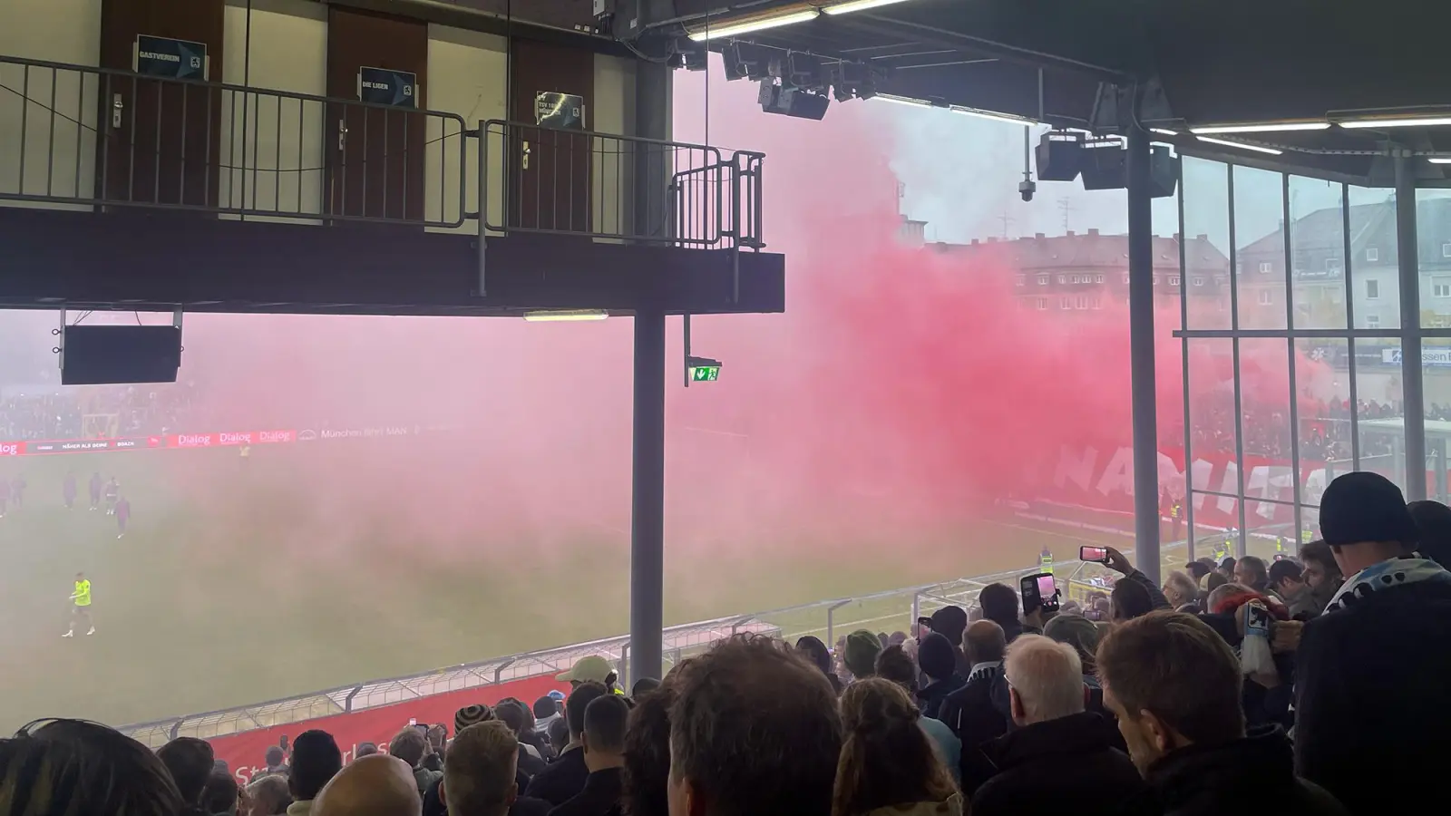 Vom BFV ungern gesehen: Pyrotechnik in der Fankurve des FC Bayern. (Foto: AS)
