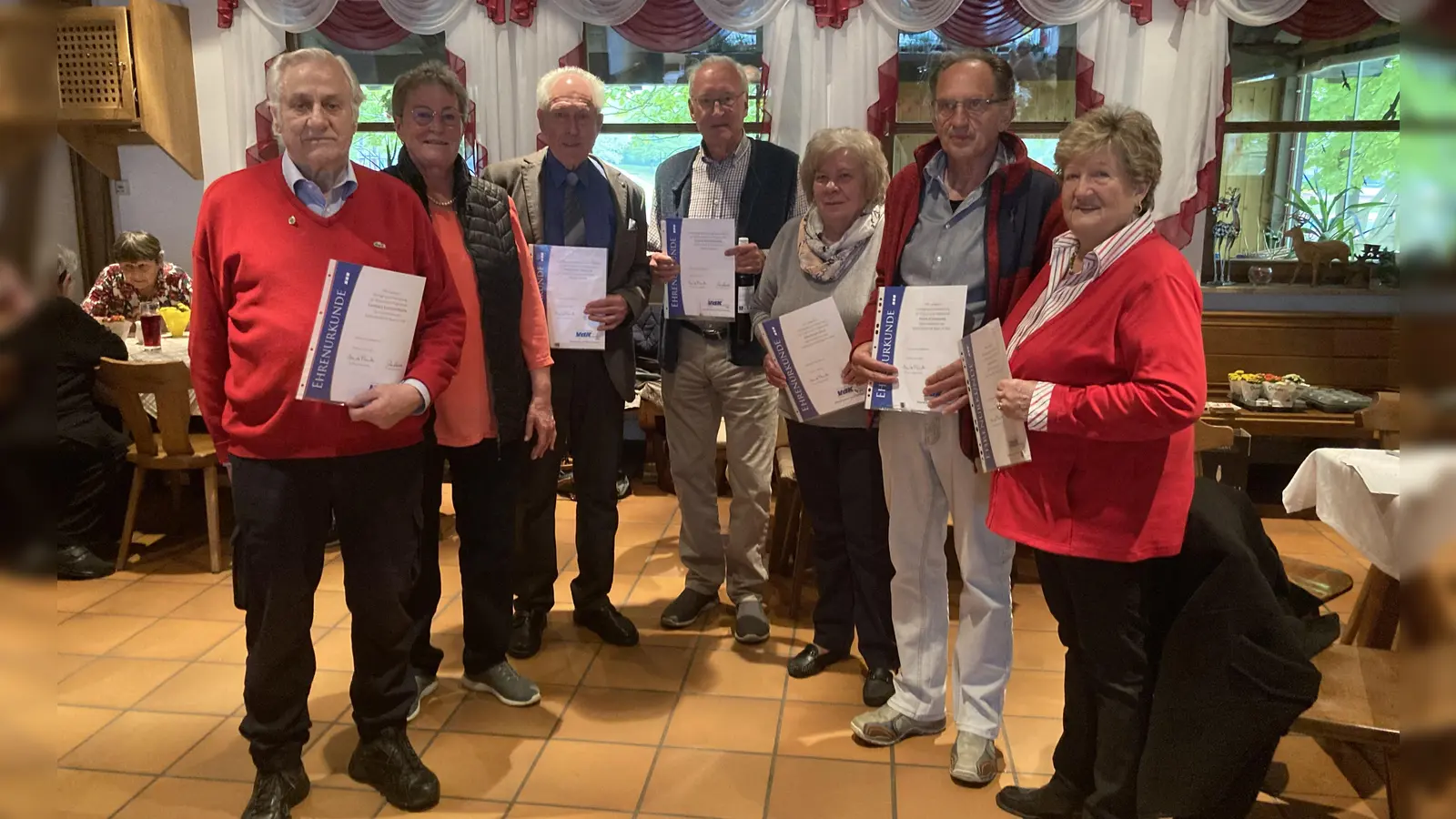Anwesende Jubilare und Geehrte (v. li.): Leopold Luftensteiner, Bärbel Narnhammer, Wolfgang Gerlach, Anton Narnhammer, Anna Maria Krug für Bernhard Krug, Hans Althammer und Anita Tresch. (Foto: Simone Narnhammer)