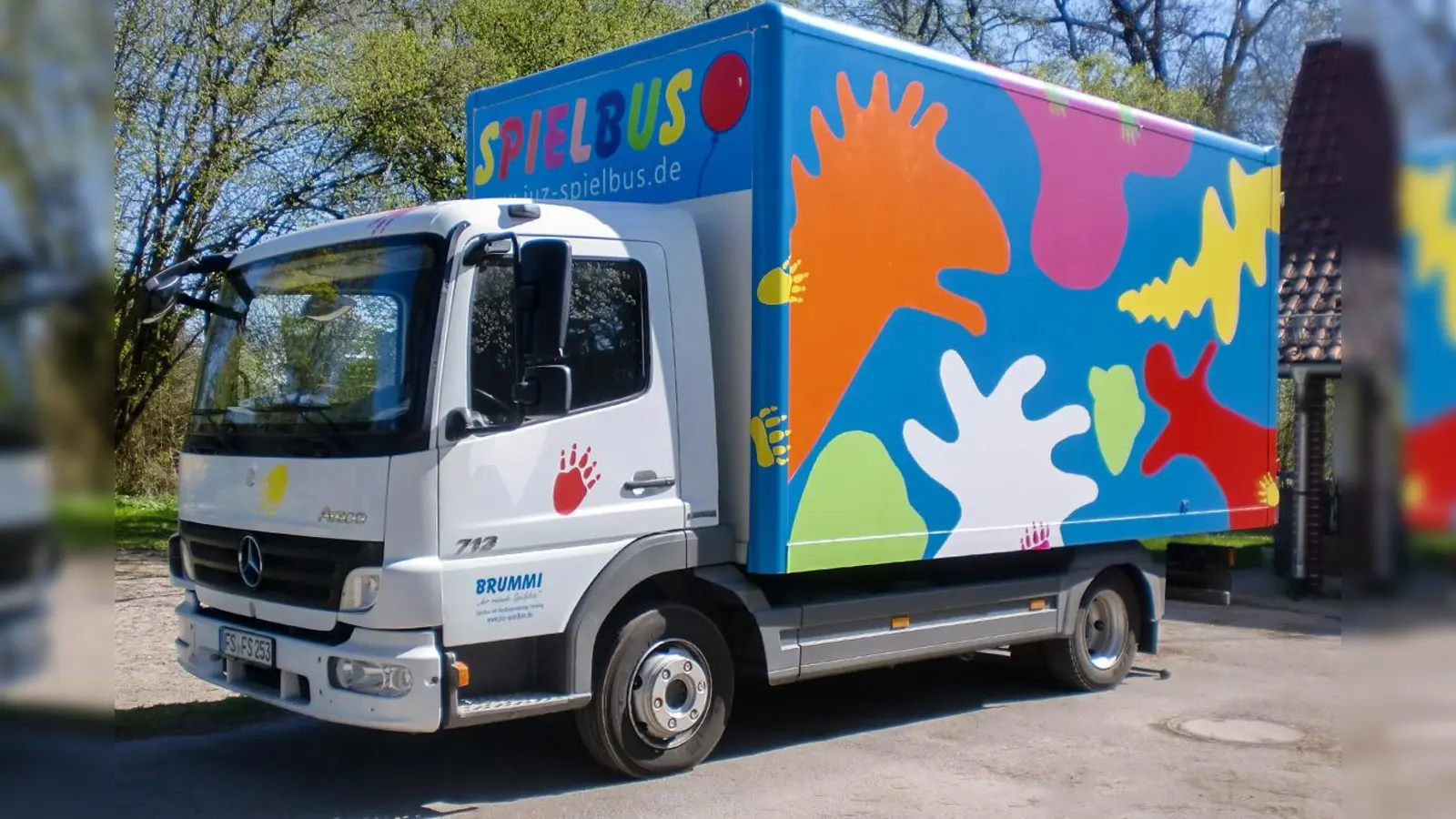 „Brummi”, der Spielbus der Stadtjugendpflege, ist bis zum 15. Mai auf Spielplatz-Tour. (Foto: Stadt Freising/Stadtjugendpflege)