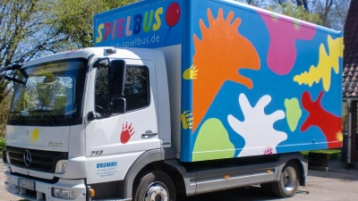 „Brummi”, der Spielbus der Stadtjugendpflege, ist ab 13. April auf Spielplatz-Tour. (Foto: Stadt Freising/Stadtjugendpflege)