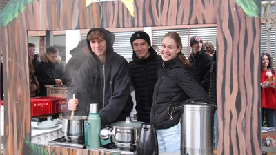 Der diesjährige Abiturjahrgang verkaufte Heissgetränke. Foto: Mavie Milde (Foto: Mavie Milde)