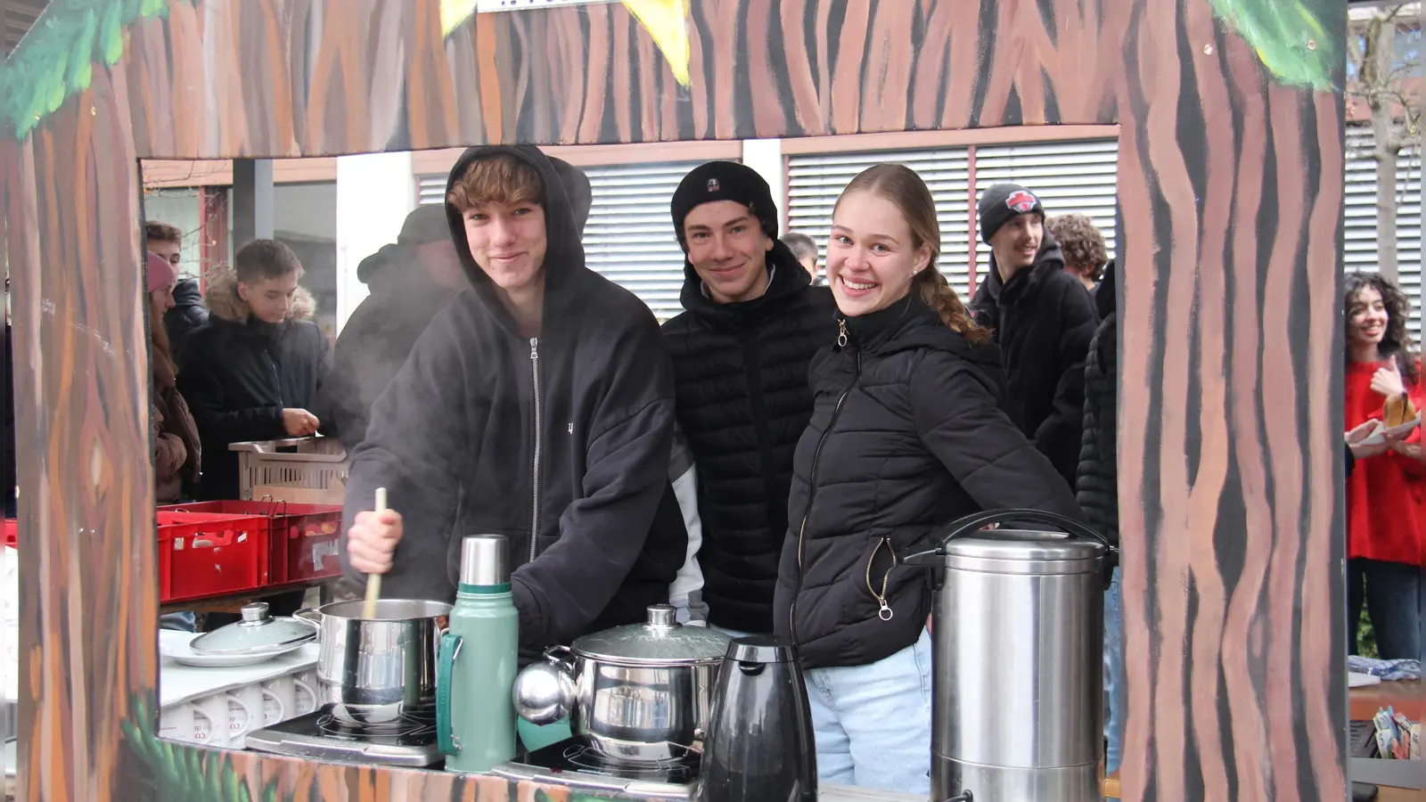 Der diesjährige Abiturjahrgang verkaufte Heissgetränke. Foto: Mavie Milde (Foto: Mavie Milde)