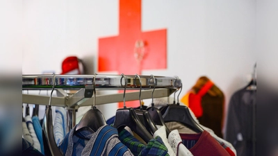 „Lieblingsstücke” ist der Name des Kleiderladens im neuen BRK Stützpunkt. Neben Gebrauchtem wird dort auch gespendete Neuware verkauft.  (Foto: Manfred Barth)