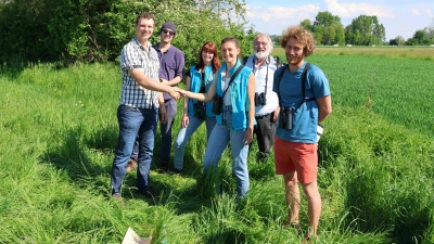 Bei einem Pressetermin direkt vor Ort wurde das Wiesenbrüterprojekt vorgestellt (von links): Landwirt Franz Eckl, Fabian Eichhorn vom Landschaftspflegeverband Freising, Julia Heidtke, Stefanie Lucka und Jörg Steiner alle drei von der Unteren Naturschutzbehörde, sowie der beauftragte Kartierer Leonardo Korinth. (Foto: LRA Freising)