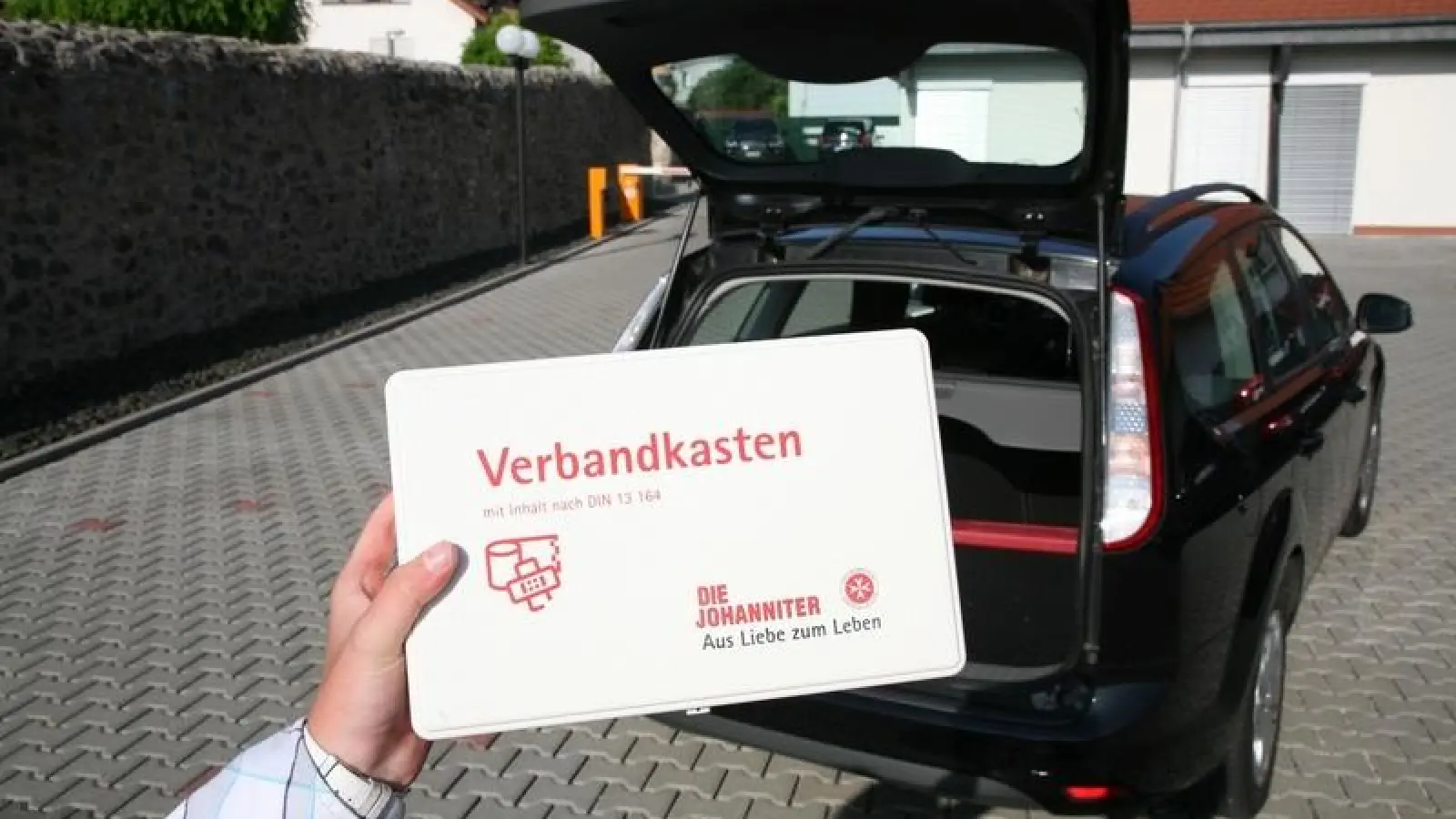 Autofahrer sollten mit dem Inhalt des Verbandkastens und der Anwendung des Materials vertraut sein. (Foto: Johanniter-Unfall-Hilfe e.V.)