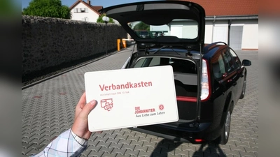 Autofahrer sollten mit dem Inhalt des Verbandkastens und der Anwendung des Materials vertraut sein. (Foto: Johanniter-Unfall-Hilfe e.V.)