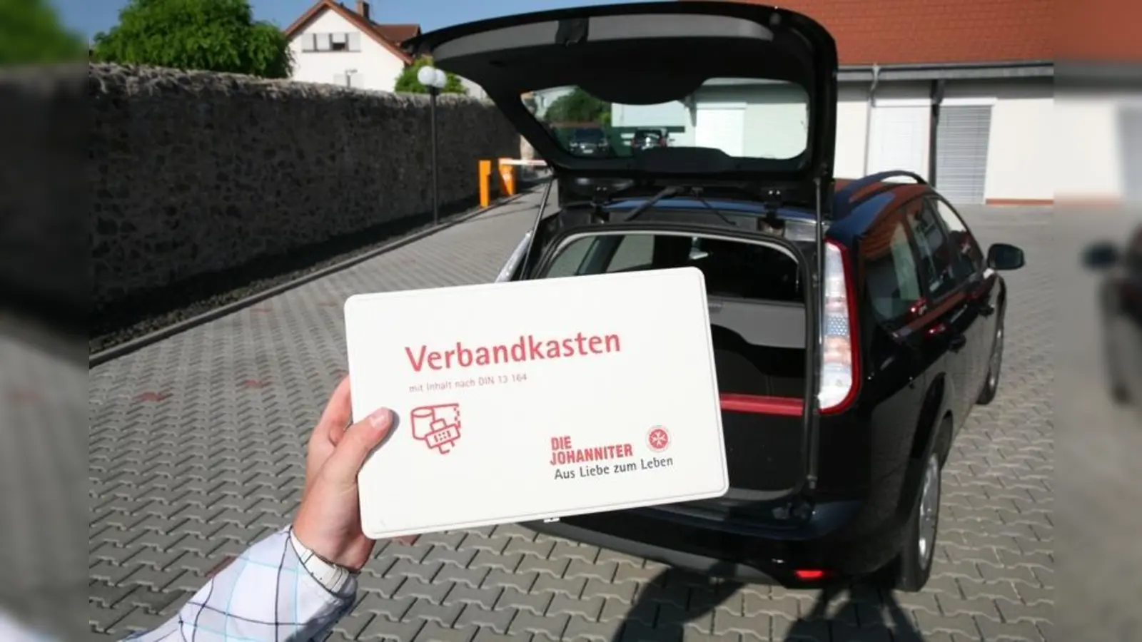 Autofahrer sollten mit dem Inhalt des Verbandkastens und der Anwendung des Materials vertraut sein. (Foto: Johanniter-Unfall-Hilfe e.V.)