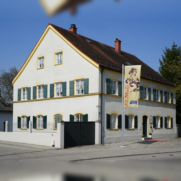 Das Museum Franz Xaver Stahl befindet sich im ehemlaigen Wohnhaus des Kunstmalers und lädt am 21. Juni zur Yoga für alle ein. (Foto: Heike Kronseder)