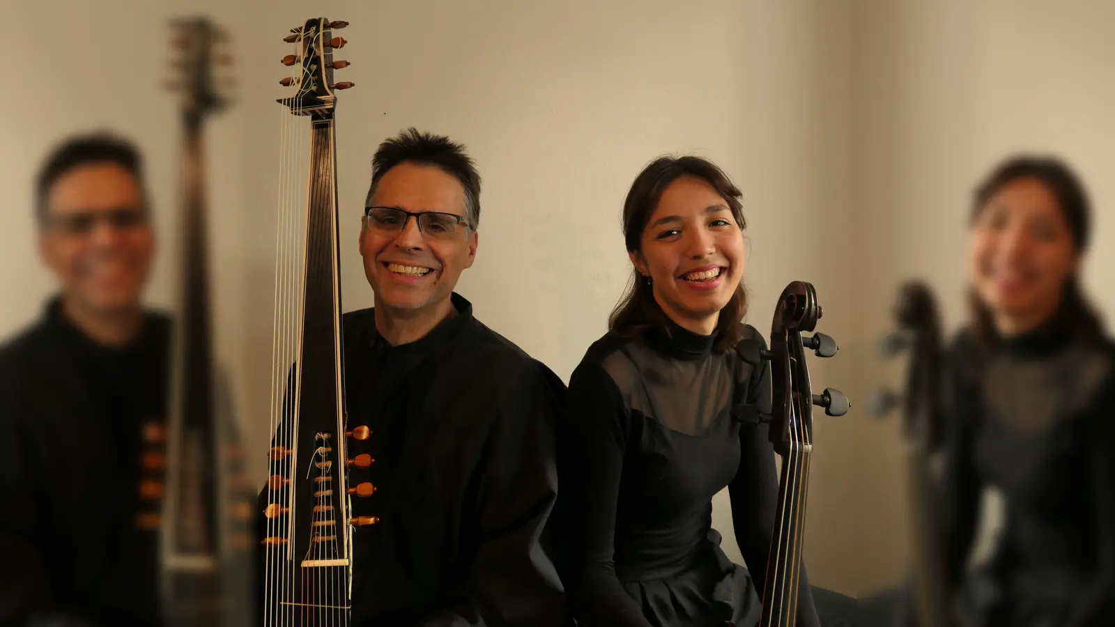 Vater und Tochter Clara und Christoph Eglhuber bringen ein nicht alltägliches Programm zur Aufführung. (Foto:  Katharina Eglhuber)