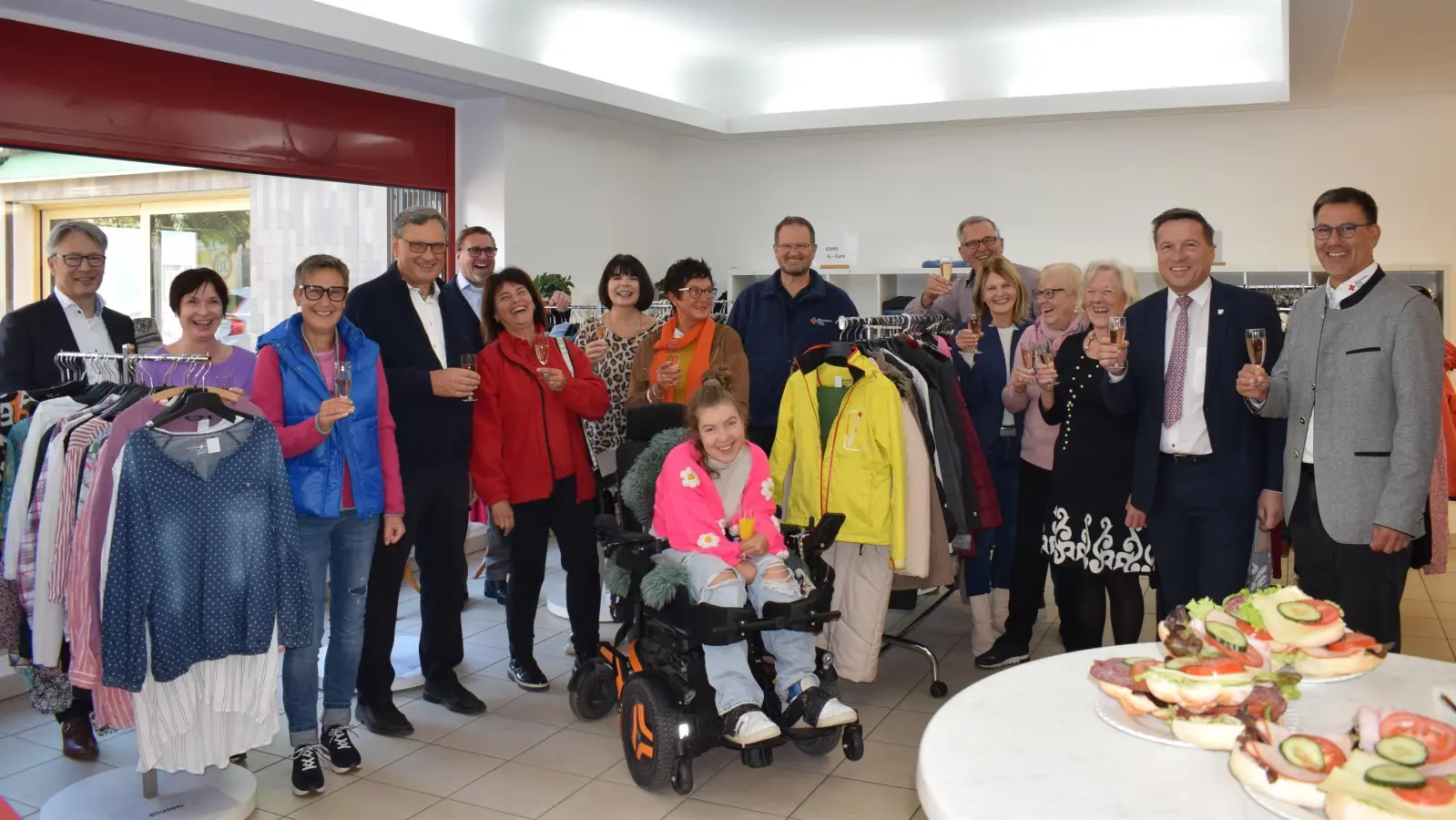 Die offizielle Eröffnung des neuen Shops wurde mit zahlreichen Honoratioren gefeiert. (Foto: D. Pfanzelt)